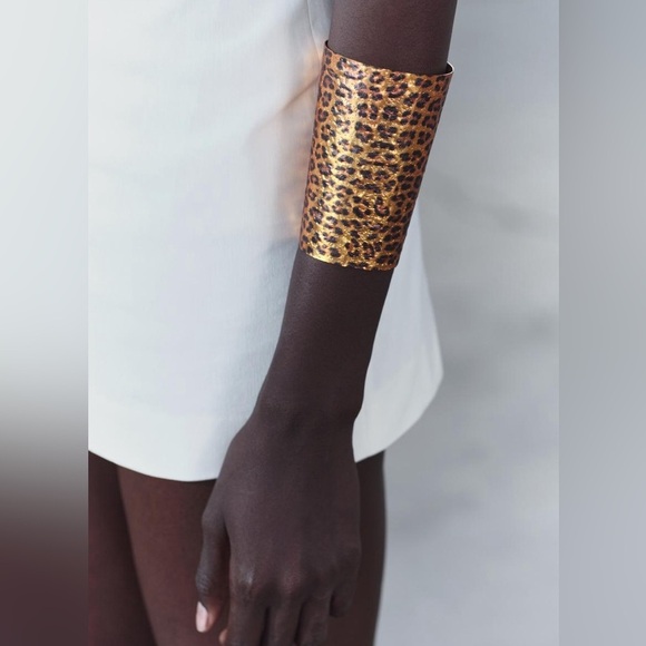 Zara Jewelry - NWOT. Zara Golden Printed Rigid Metal Bracelet with Texture.